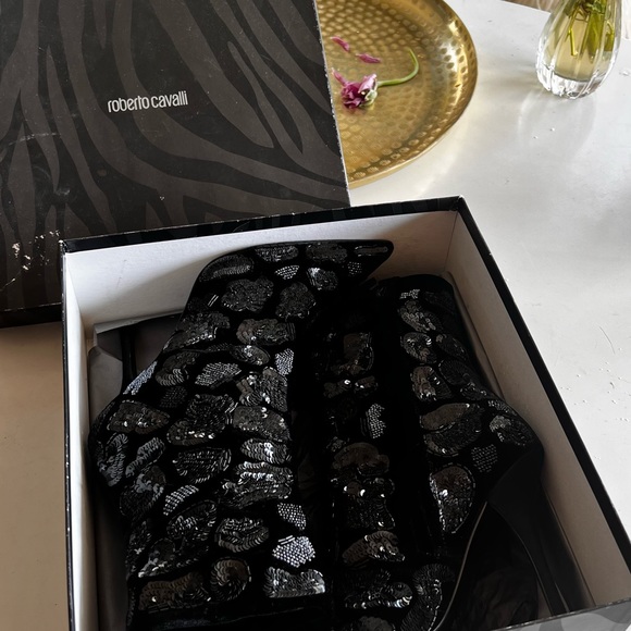 🌸GORGEOUS ROBERTO CAVALLI BRAND NEW🌸 never worn. Absolutely gorgeous stitching - Picture 6 of 6